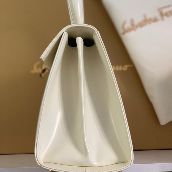 ♦️SOLD♦️Ferragamo Lady Gancini Kelly Bag -Magnolia - Picture 5 of 10